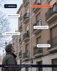 Un hombre de perfil mira la fachada de un edificio de los años 60, con etiquetas que señalan lo que no dice el anuncio: edificio de los 60, barandilla de hierro, bajante a la vista y persiana enrollable. Imagen generada con inteligencia artificial.