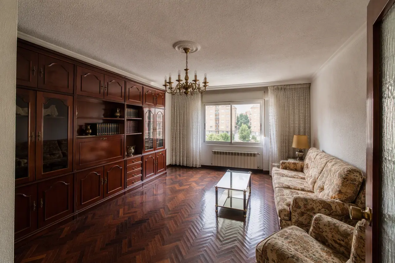 Salón de un piso de los años 80 sin reformar
